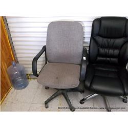 GREY UPHOLSTERED CASTERED OFFICE CHAIR