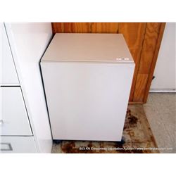 CASTERED METAL COPIER CART