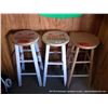 Image 1 : 3 WOOD BARSTOOLS