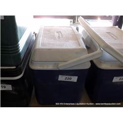 SMALL RUBBERMAID 6-PACK ICE CHEST