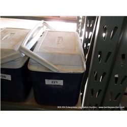 SMALL RUBBERMAID 6-PACK ICE CHEST