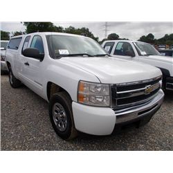 2011 CHEVROLET SILVERADO 4X4 EXTENDED CAB PICKUP, S/N 1GCRKSE31BZ423930, V8 GAS, A/T, CAMPER SHELL, 