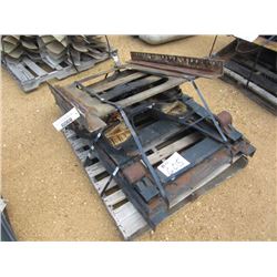 1 LOT (2) FIFTH WHEEL HITCHS