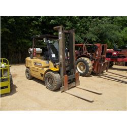 CAT GPL 40 FORKLIFT, S/N 1CM01259, LP GAS, DUAL MAST, CANOPY, METER READING 3,989 HRS