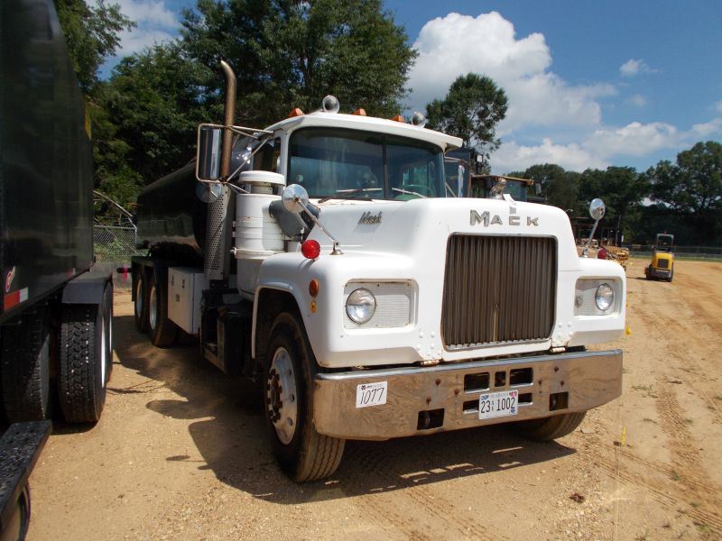 Mack R500 Rear 1970 MACK R600 TANDEM AXLE, S/N R2253 MACK DIESEL ENGINE, 5 SPD, 4,000 ...