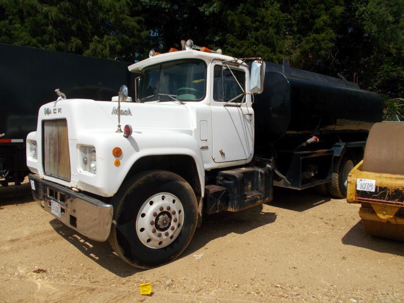 Mack R500 Rear 1970 MACK R600 TANDEM AXLE, S/N R2253 MACK DIESEL ENGINE, 5 SPD, 4,000 ...