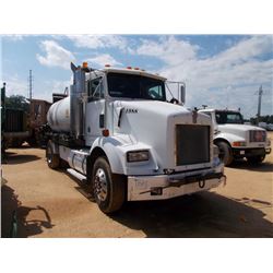 1994 KENWORTH S/A DISTRIBUTOR TRUCK, S/N    M621988, CUMMINS DIESEL ENG, 10 SPD TRANS, ROSCO HYDROST