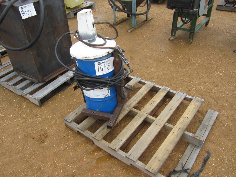PORTABLE AIR GREASE GUN, ON SKIDS