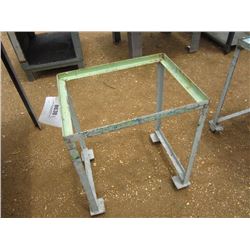 METAL ROLL AROUND STAND, 20"X24"