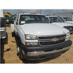 2006 CHEVROLET 3500 CREW CAB SERVICE TRUCK, S/N 1GBJC33296F193060, DURAMAX DIESEL ENG, 6 SPD TRANS, 