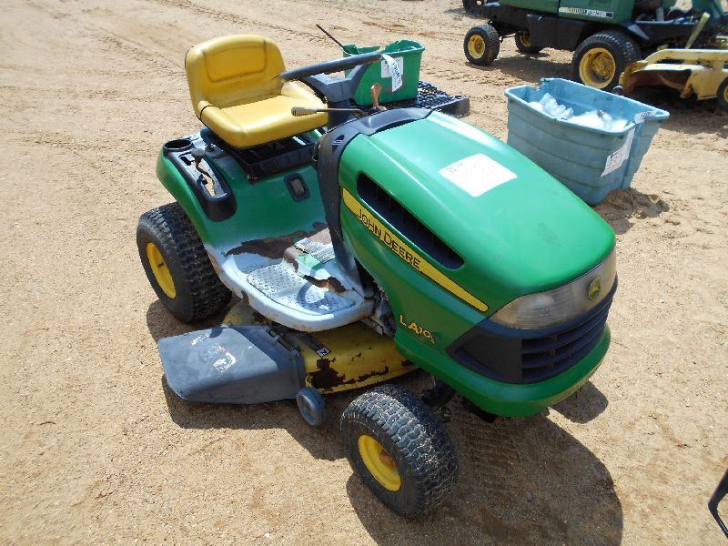 JOHN DEERE LA105 RIDING MOWER