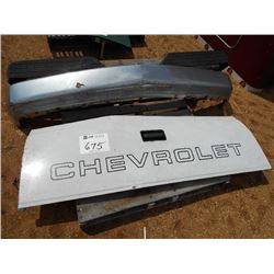 1 LOT CHEVROLET TAILGATE & BUMPERS