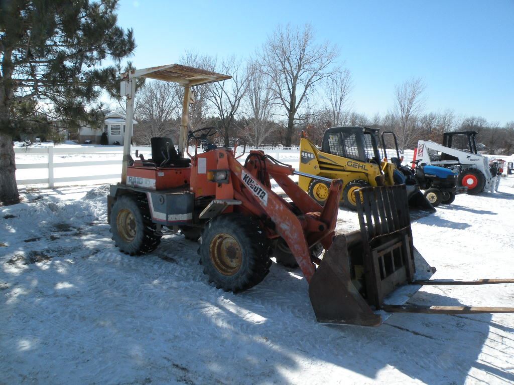Kubota R410 articulating loader w/forks SN10194