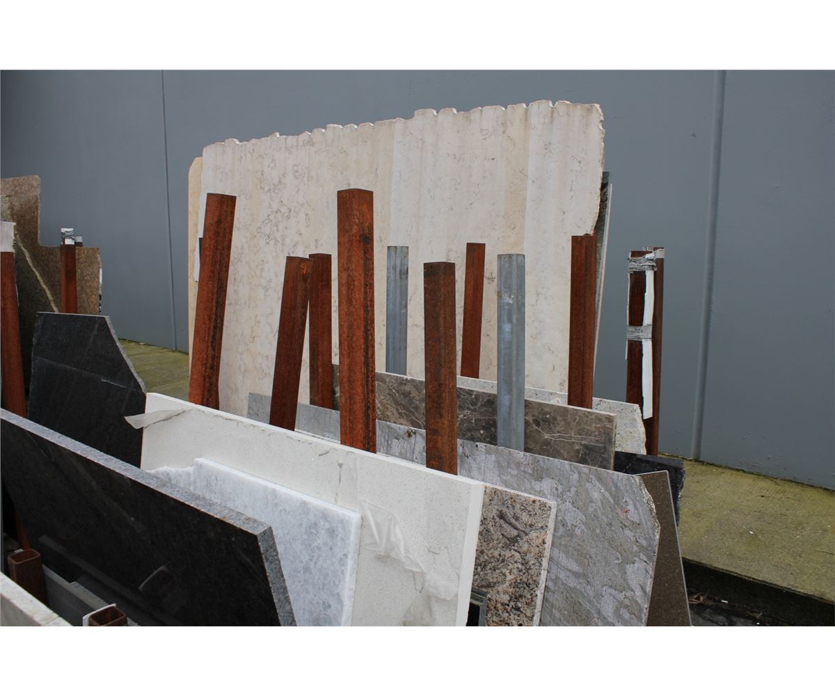 LARGE METAL GRANITE RACK W/ASSORTED GRANITE SLABS