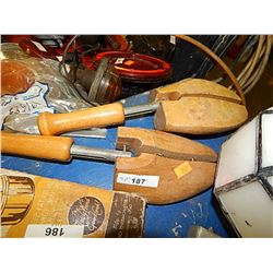 WOOD SHOE STRETCHERS - PAIR