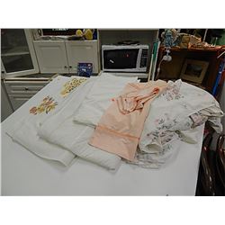 LOT OF ASSORTED LINEN