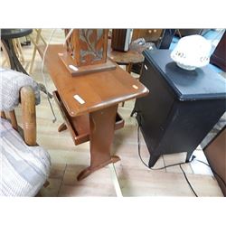 MAPLE SIDE TABLE WITH MAGAZINE HOLDER