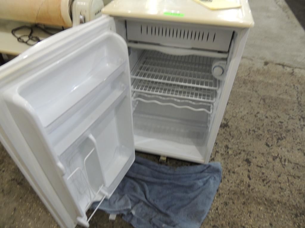 GE MINI REFRIGERATOR