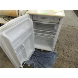GE MINI REFRIGERATOR