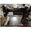 Image 3 : ANTIQUE DAVIS SEWING MACHINE