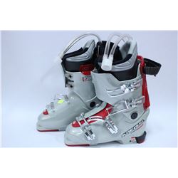 NEW KNEISSL GREY SKI BOOTS, SIZE 25-26.5
