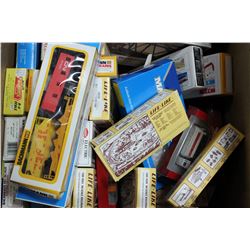 BOX OF HO SCALE TRAIN CARS ON CHOICE