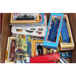 BOX OF HO SCALE TRAIN CARS ON CHOICE