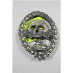 GERMAN SKULL AND TANK UNKNOWN BADGE
