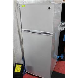 GE APARTMENT SIZE FRIDGE (7 DAY WARRANTY)