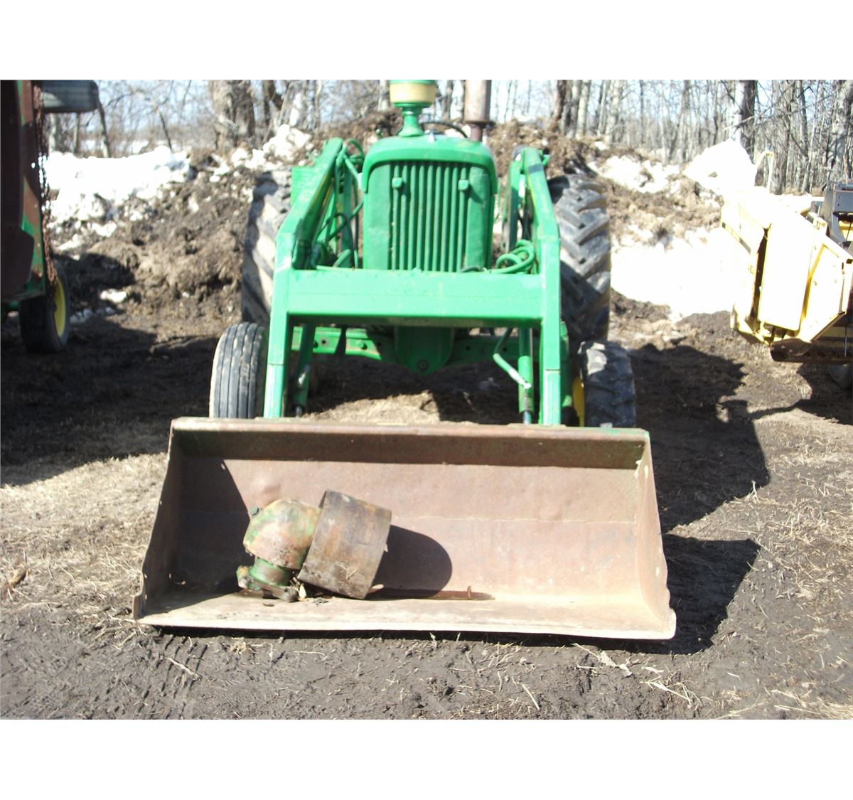 JOHN DEERE 2010 TRACTOR WITH FRONT END LOADER BUCKET
