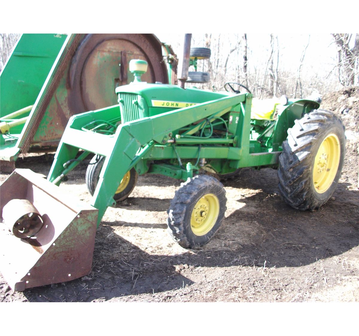 JOHN DEERE 2010 TRACTOR WITH FRONT END LOADER BUCKET