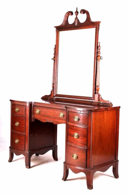 Antique Hickory Mfg. Mahogany Vanity This is a sol