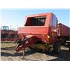 Image 2 : NEW HOLLAND 688 ROUND BALER