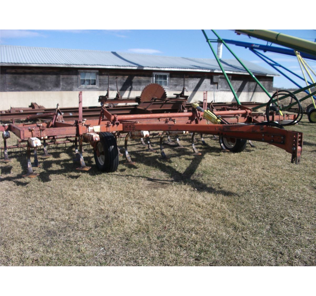 IH 20' FIELD CULTIVATOR WITH MOUNTED HARROWS
