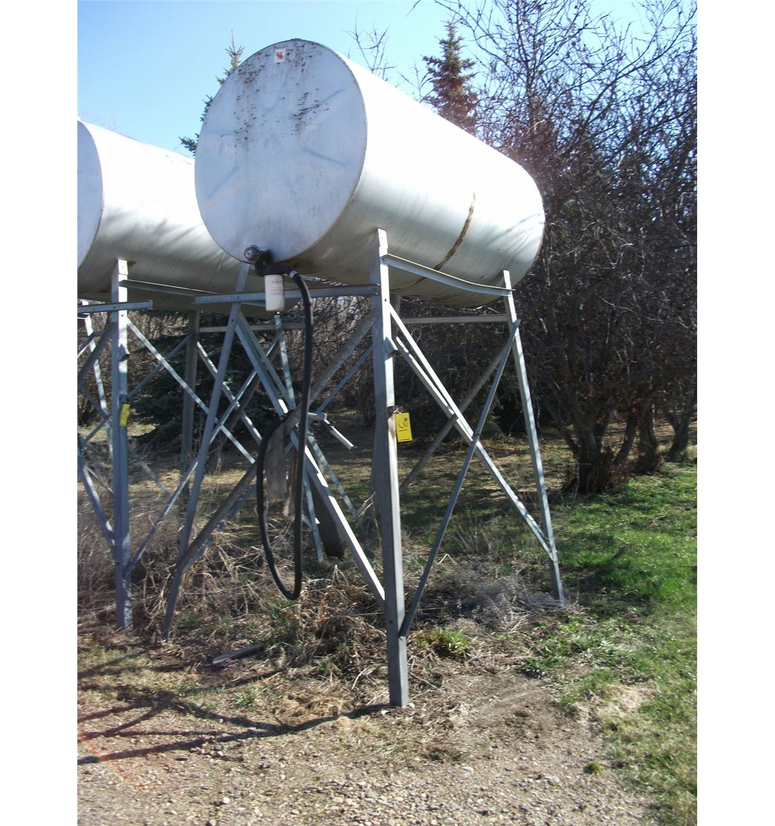 500 GALLON SINGLE COMPARTMENT FUEL TANK & STAND