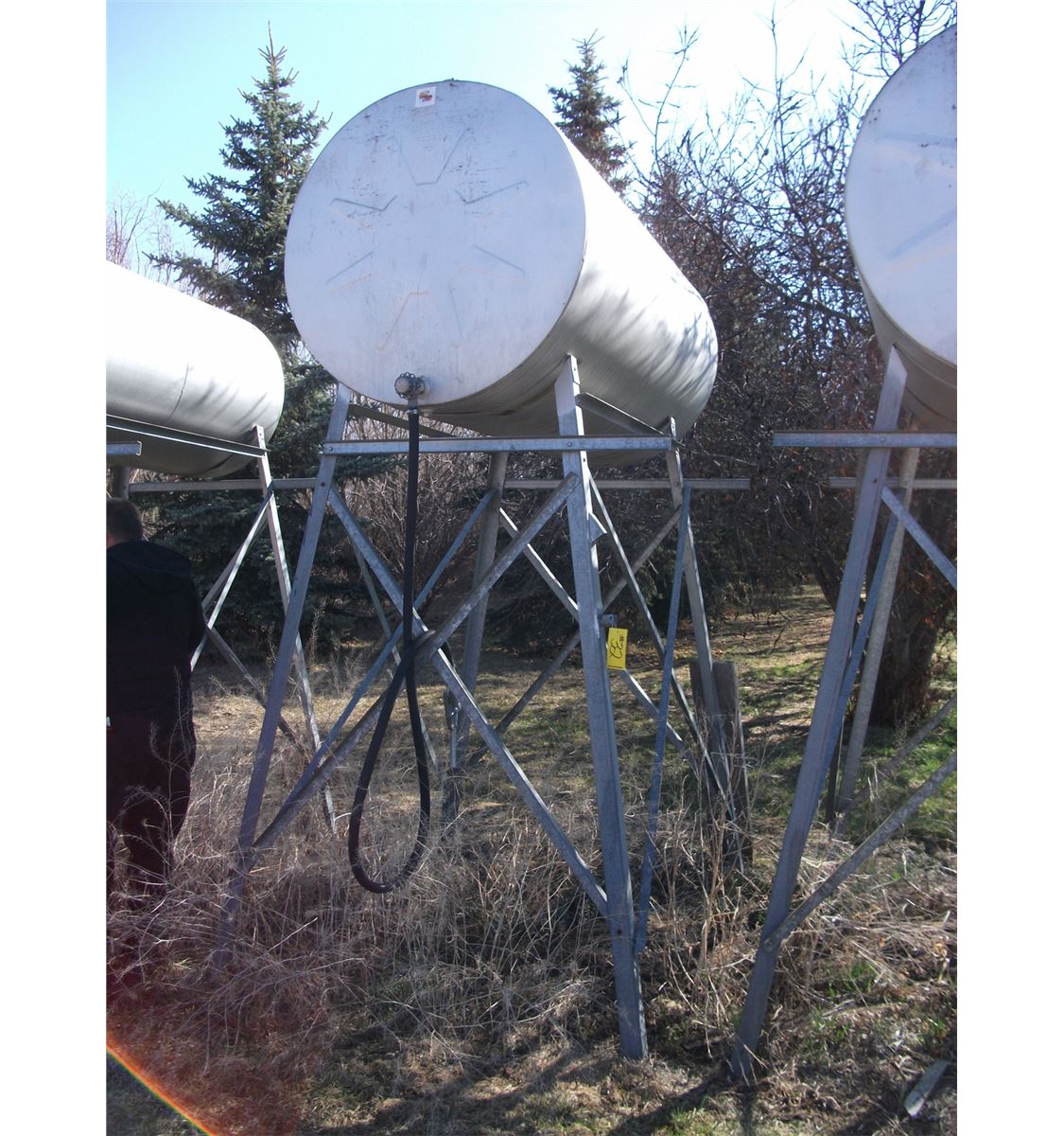 500 GALLON SINGLE COMPARTMENT FUEL TANK & STAND