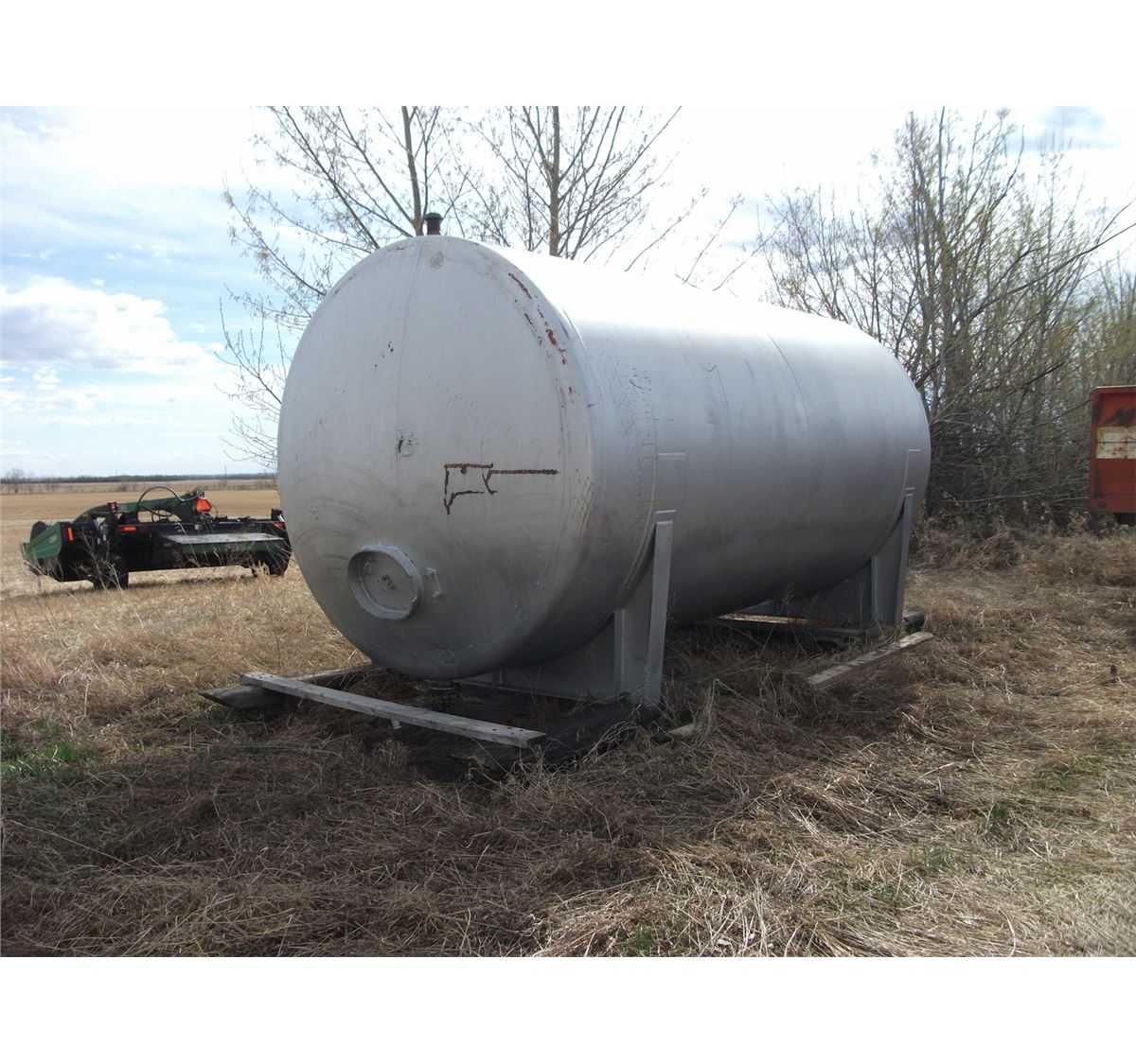500 GALLON FUEL TANK AND STAND