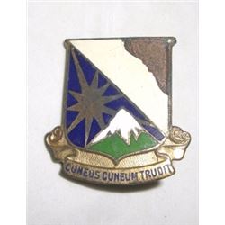 VINTAGE MILITARY BADGE PIN BACK *CUNEUS CUNEUMTRUDIT* RARE BOOK VALUE $26.00+!! BADGE CAME OUT OF SA