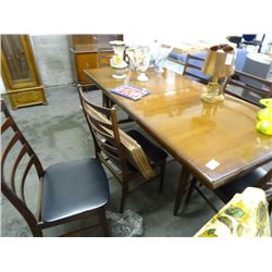 Dining Table w/Pad Cover w/6 Chairs & Hutch