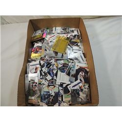 BOX LOT ASSORTED LOOSE BASEBALL CARDS