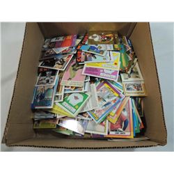 BOX LOT ASSORTED BASEBALL & FOOTBALL CARDS LOOSE