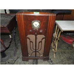 VINTAGE CORONADO STANDING RADIO