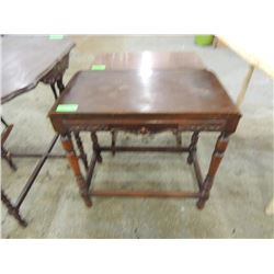 VINTAGE ELEGANT SIDE TABLE