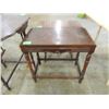 Image 1 : VINTAGE ELEGANT SIDE TABLE