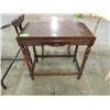 Image 2 : VINTAGE ELEGANT SIDE TABLE