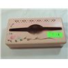 Image 1 : VINTAGE METAL HAND PAINTED TISSUE HOLDER