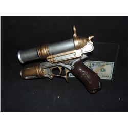 VAN HELSING PROMO USED STUNT RUBBER GRAPPLING GUN HUGH JACKMAN