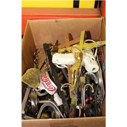 BOX OF MISC HANGING PIECES AND TRINKETS