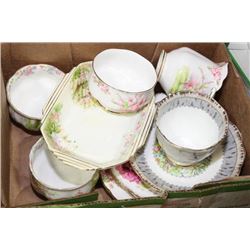 TRAY OF ROYAL ALBERT CHINA
