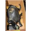 Image 1 : BOX WITH GAS MASK AND DIGITAL SCALE